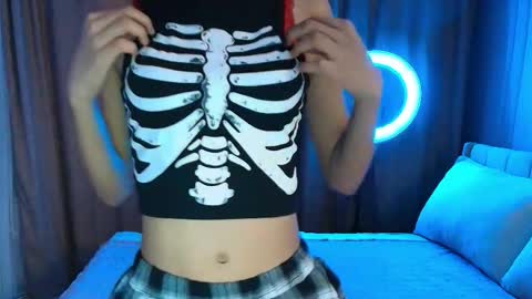 Lihn Pham online show from November 18, 7:06 pm