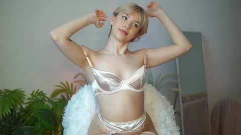 Snapshot of lil_chery chatting on October 13, 8:38 am lil_chery online show from October 13, 8:38 am