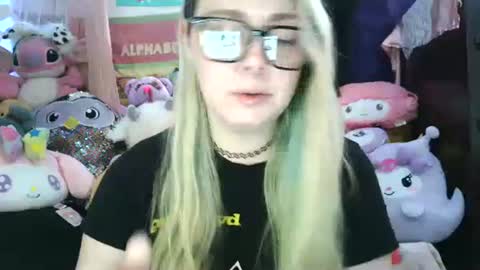 Snapshot of lilemmy1999 chatting on February 5, 5:31 pm emily ryanson online show from February 5, 5:31 pm