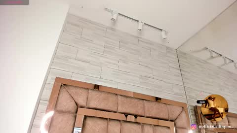 LILIAN  online show from February 3, 8:02 pm