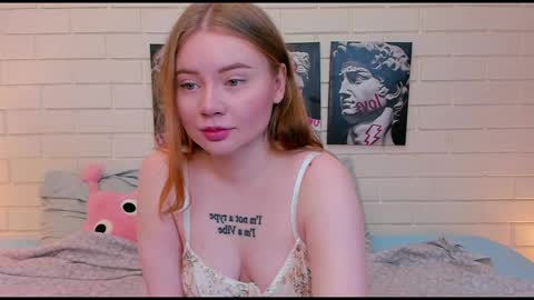 Snapshot of lillie_berry chatting on October 17, 5:00 am lillie_berry online show from October 17, 5:00 am