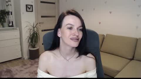 lilliyves online show from July 14, 8:25 pm