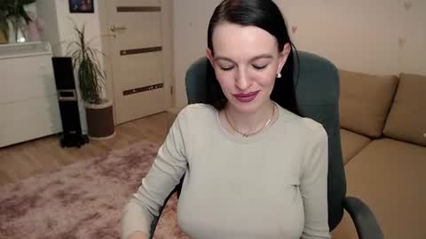 lilliyves online show from June 13, 9:36 pm