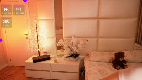 Lilly Colins online show from April 12, 7:07 pm