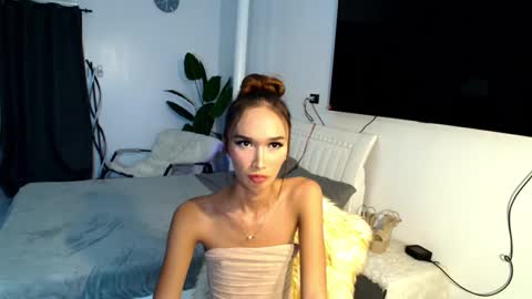lillyholland online show from February 14, 11:31 am