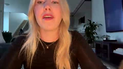 Ava online show from April 16, 2:17 pm