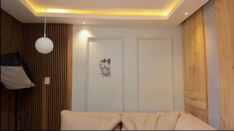 lilr_ online show from December 16, 5:43 pm