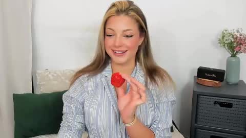 Lily online show from June 2, 12:40 pm