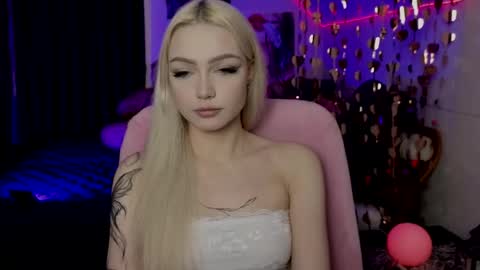 I am Lina online show from April 3, 2:02 pm