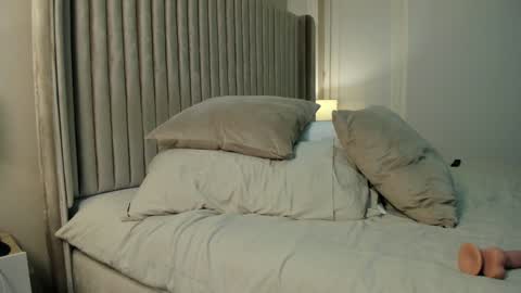 Nia  online show from December 28, 3:37 pm