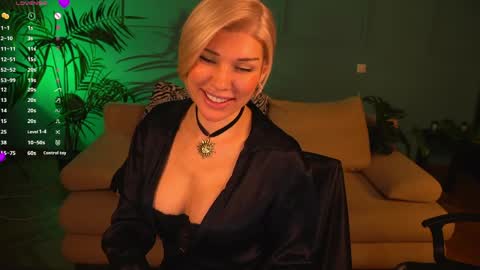lindsi_luvviv online show from April 11, 4:11 pm