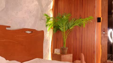 Isaa  online show from April 4, 2:02 pm