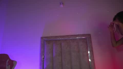 littlee_emma_ online show from April 19, 12:00 am