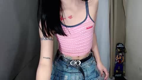 littlelace_ online show from April 4, 10:50 pm