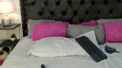 Snapshot of lizathomson_ chatting on February 19, 6:43 pm liza online show from February 19, 6:43 pm