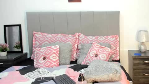 Snapshot of lizathomson_ chatting on February 3, 9:39 pm liza online show from February 3, 9:39 pm