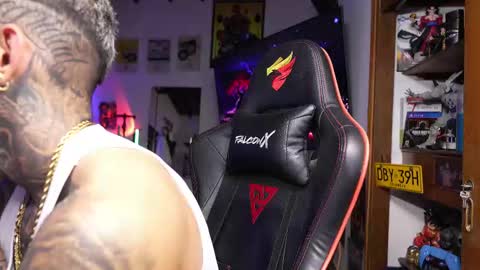 logan_hugh8 online show from March 18, 5:46 am