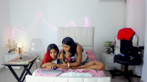 lola_lustrum online show from July 28, 3:43 pm