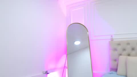 lola red online show from November 17, 2:52 pm