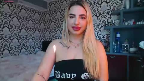 Queen LoraSinClare online show from April 15, 7:01 am