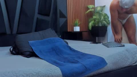  L O R E N Z O  Thumbs Up help  online show from October 15, 6:53 pm