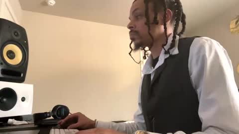 Snapshot of love4heelz chatting on January 13, 9:52 pm Prynce online show from January 13, 9:52 pm