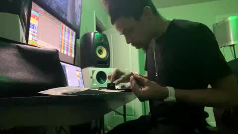 Snapshot of love4heelz chatting on February 7, 6:14 am Prynce online show from February 7, 6:14 am