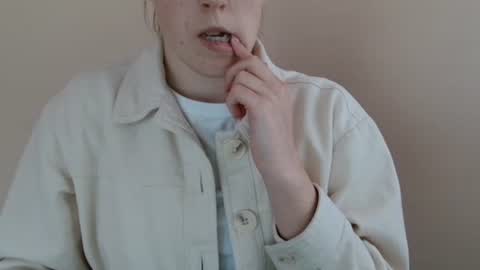 Vivian online show from March 25, 12:45 pm