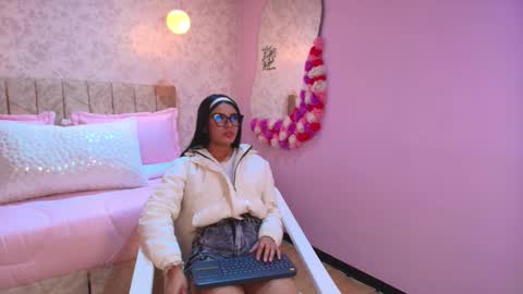 lovely_julls online show from February 2, 2:14 pm