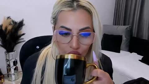 Snapshot of lovelyblondyxxx chatting on October 27, 12:10 am PrAllinXXXa online show from October 27, 12:10 am