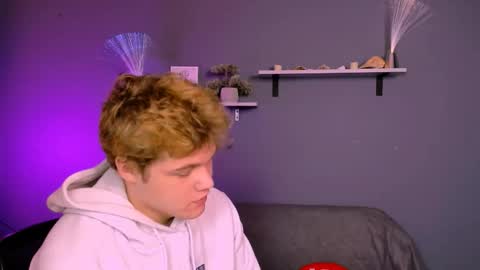 lucas_long_ online show from December 18, 10:10 am