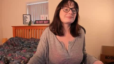 Snapshot of luciewintersuk chatting on December 21, 1:10 pm Lucie Winters online show from December 21, 1:10 pm