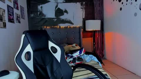 luckk_ online show from May 1, 7:13 am