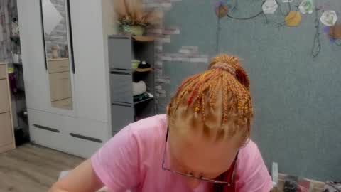 lucky_licky20 online show from December 17, 2:40 am