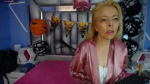 Snapshot of lucy_ny chatting on October 22, 2:30 pm SleepyAbuela online show from October 22, 2:30 pm