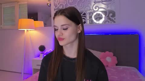 LuisaClover online show from March 25, 3:52 pm