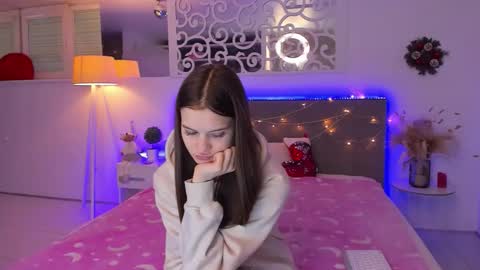 LuisaClover online show from December 19, 1:39 pm