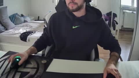 lukasschoetz online show from December 25, 12:47 pm