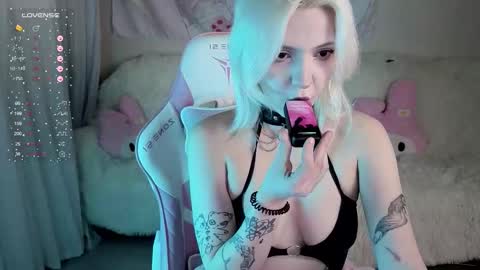 lumi_celeste online show from February 2, 9:11 pm