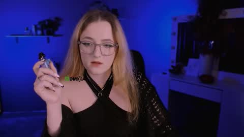 luna_berryy online show from September 9, 7:36 pm