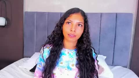luna_varela_ online show from June 17, 1:38 pm
