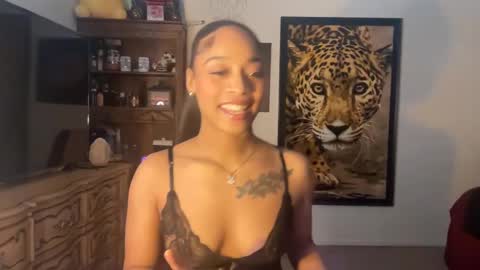 lunaa_11 online show from December 5, 5:43 am