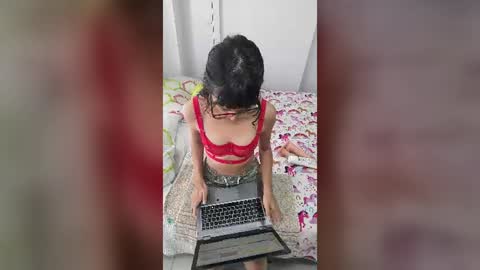 lunaaluneraa online show from June 22, 9:00 pm