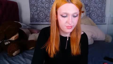 Luna give me a thumbs up please online show from February 21, 9:40 pm