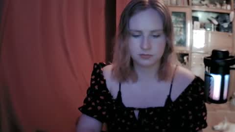 lunamystique_ online show from June 10, 11:20 am