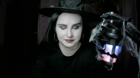 lunamystique_ online show from October 27, 8:20 pm