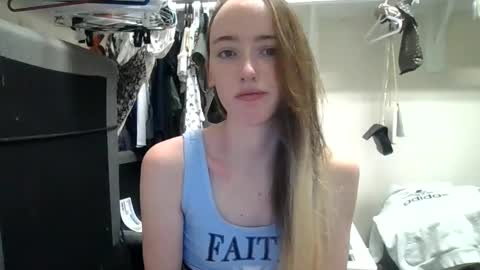 Snapshot of lunapixie2020 chatting on February 7, 6:24 am lunapixie2020 online show from February 7, 6:24 am