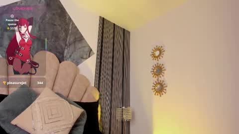 Luna   online show from March 25, 1:18 pm