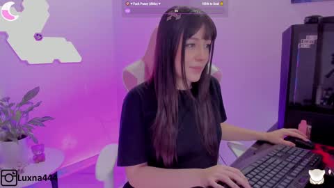 Snapshot of lunaxlu chatting on February 26, 12:30 am online show from February 26, 12:30 am
