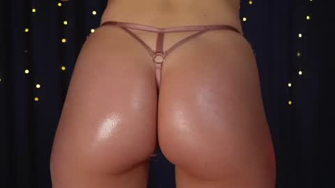 Snapshot of lynn_feline chatting on December 7, 7:49 pm Lynn online show from December 7, 7:49 pm